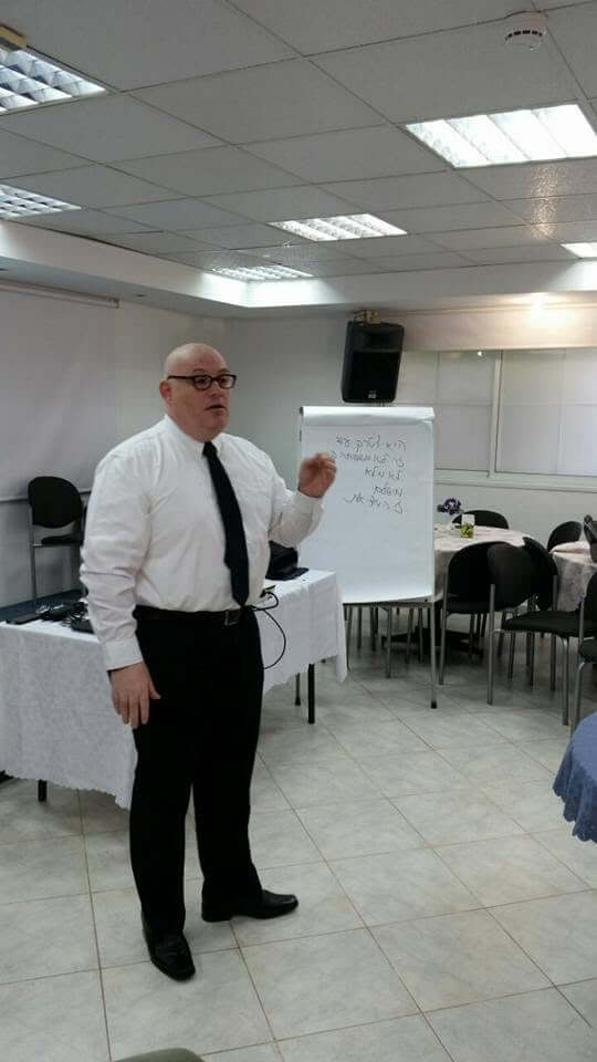 אלון לאופמן מעביר הרצאה על פוליגרף